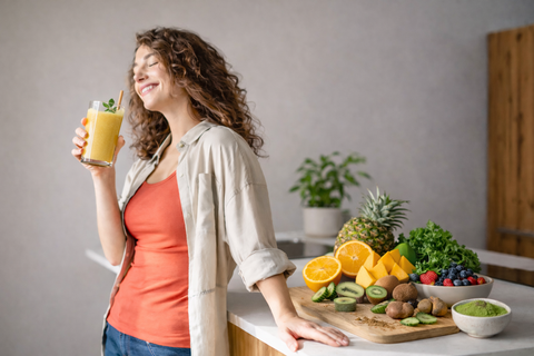 Chica bebiendo smoothie