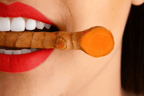 Boca masticando cúrcuma