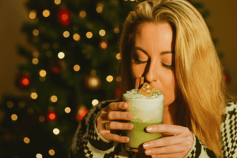 Chica bebiendo Matcha turrón Latte