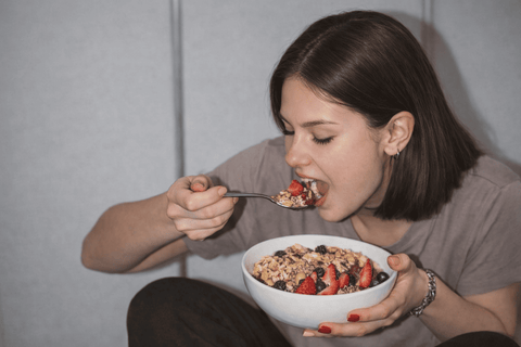 Chica comiendo un bowl