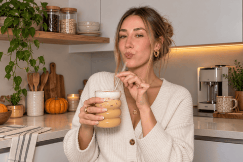 Chica tomando pumpkin spice latte