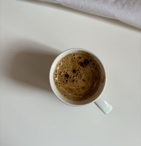 café con cúrcuma latte